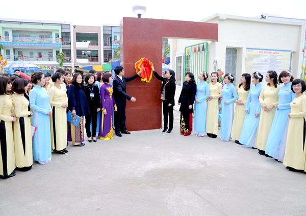 Ảnh khai trương biểu trưng tại cổng trường MN Đô Thị Việt Hưng